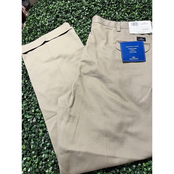 Dockers Men’s Pants 44x32 Original Khaki Relaxed Pleated Cuffed 100% Cotton NWT - Picture 2 of 8
